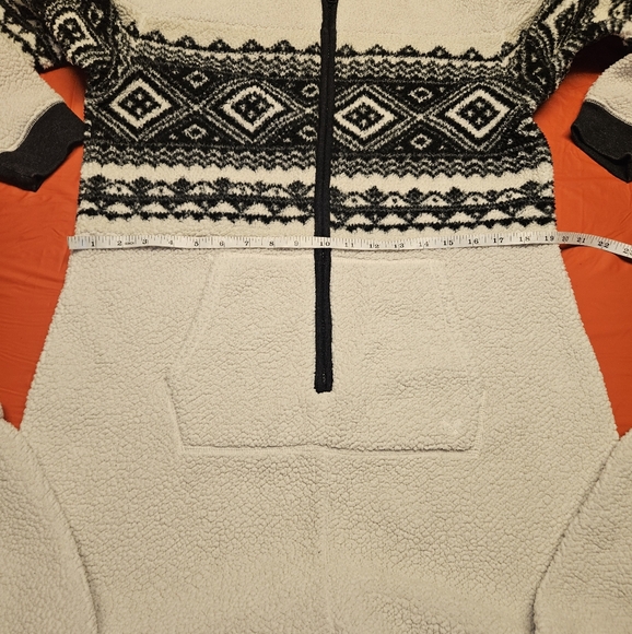 American Eagle Outfitter L/XL Winter White Sherpa w/Black Bear Hoodie E.U.C. - Picture 9 of 13